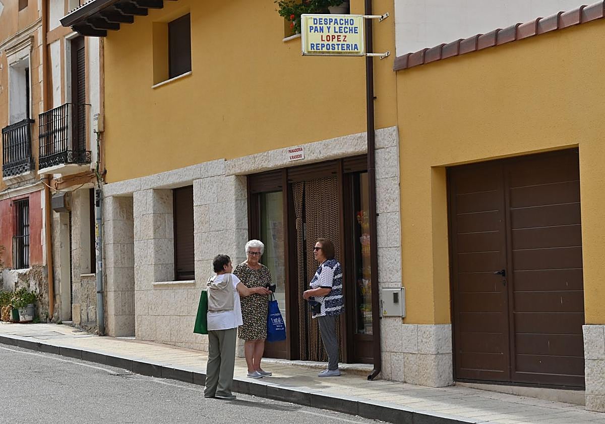 Tres vecinas, a la entrada de la tienda de alimentación de Cevico de la Torre.