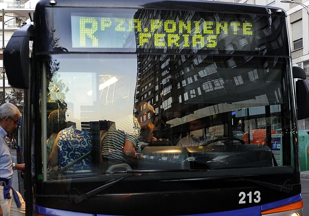 Imagen de archivo de un autobús de Auvasa con destino al recinto ferial.