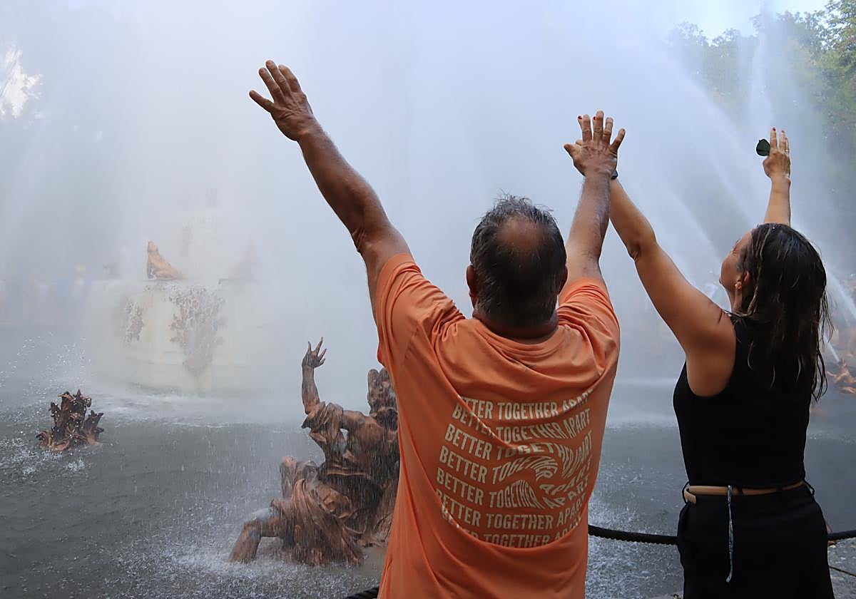 Un hombre y una mujer disfrutan del agua en una de las fuentes.