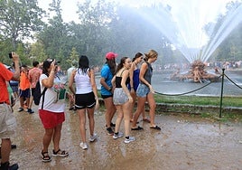 Los asistentes disfrutan con los juegos de agua de las fuentes monumentales
