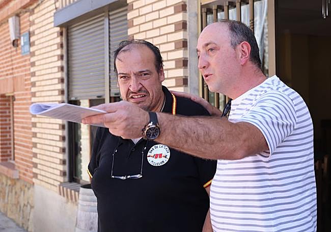 Miguelón y David conversando en La Mudarra.