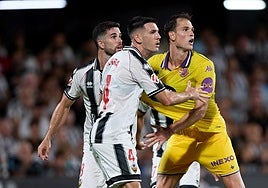 Latasa se prepara para recibir un centro desde la banda.