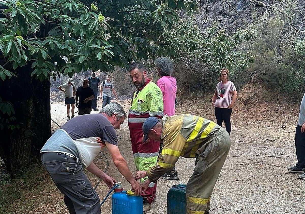 Vecinos de Médulas realizando labores de vigilancia para controlar la zona y que no reavivara el fuego.