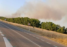 Carretera CL-615 y humo del incendio en La Venta.