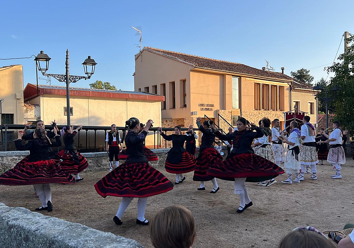 Actuación de jotas en las fiestas de Navas de Riofrío