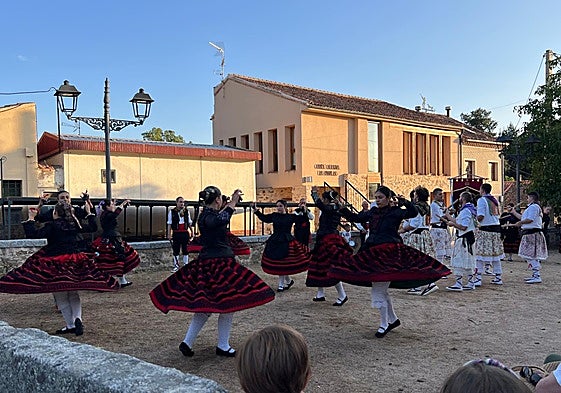 Actuación de jotas en las fiestas de Navas de Riofrío