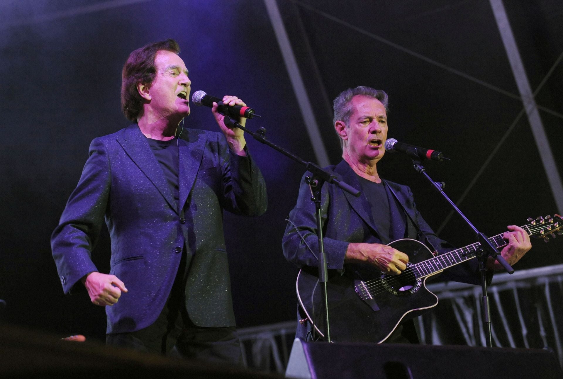 Manuel de la Calva (izquierda) y Ramón Arcusa, el Dúo Dinámico, en un concierto en la Plaza Mayor de Valladolid en el año 2017