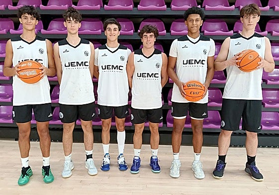 Los seis canteranos del CBCV antes de un entrenamiento con el primer equipo.