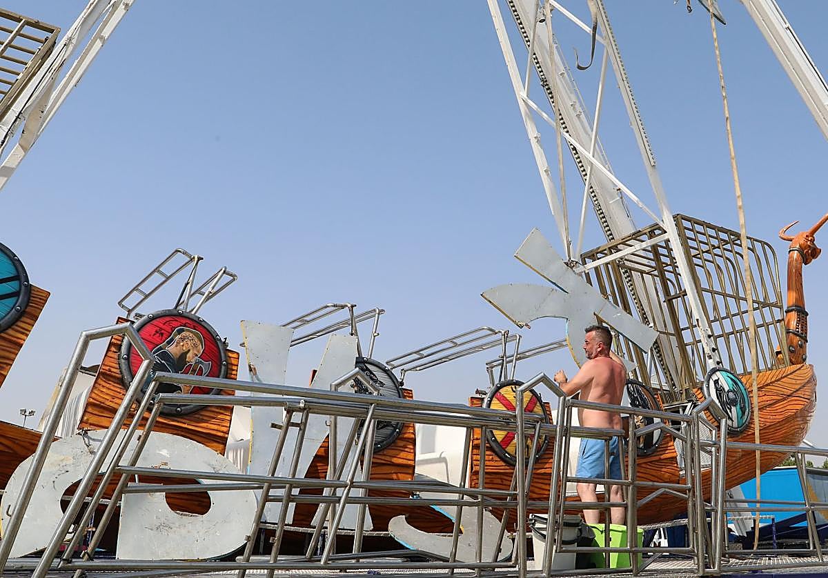 Montaje en el recinto ferial de la atracción del barco vikingo.