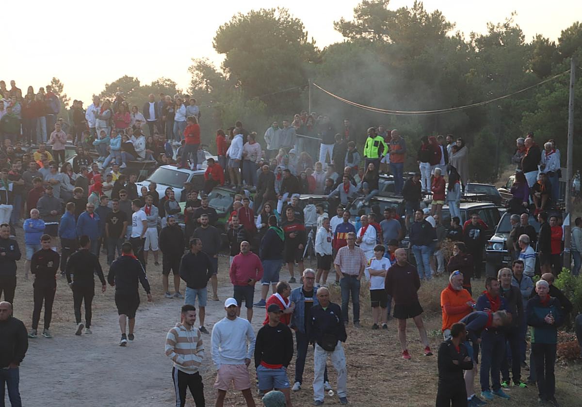 Personas y vehículos en la zona de los corrales antes de la salida de la manada.
