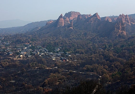Efectos del incendio iniciado en la localidad de Yeres (León), y que ha afectado al paraje de Las Médulas.
