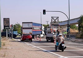 Pintado de señales horizontales este martes por la mañana en la rotonda de San Agustín.