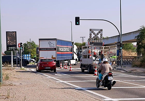 Pintado de señales horizontales este martes por la mañana en la rotonda de San Agustín.