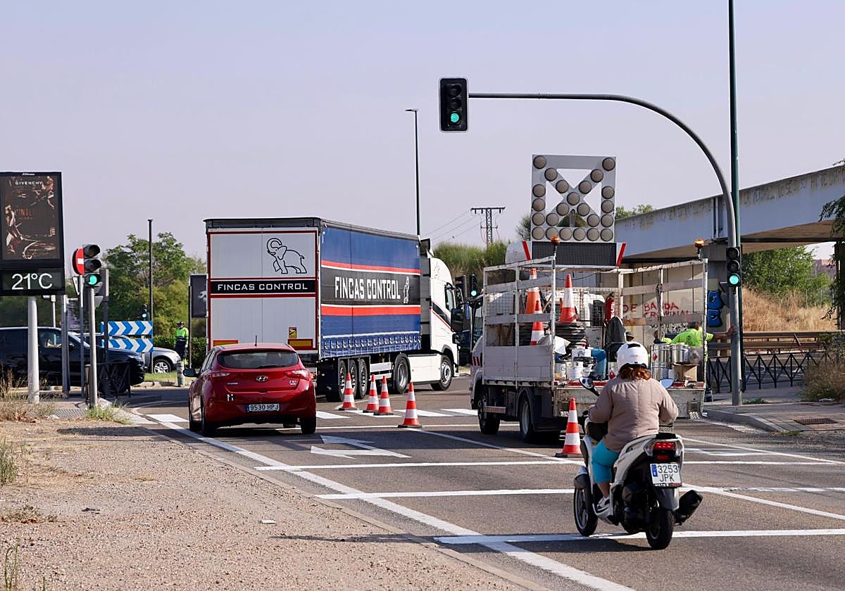 Pintado de señales horizontales este martes por la mañana en la rotonda de San Agustín.