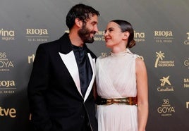 Los actores Álex García y Verónica Echegui posan en la alfombra roja de los Premios Goya 2022.