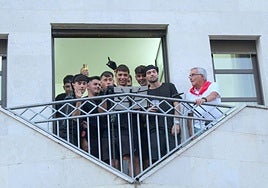 Jóvenes en el balcón, durante el pregón.