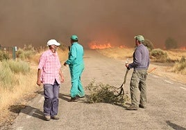Vecinos de Cipérez trabajan en la extinción de las llamas.