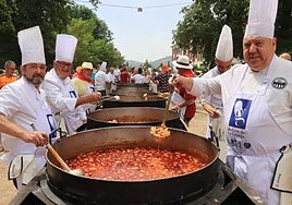 Los cocineros, con las ollas de judiones.