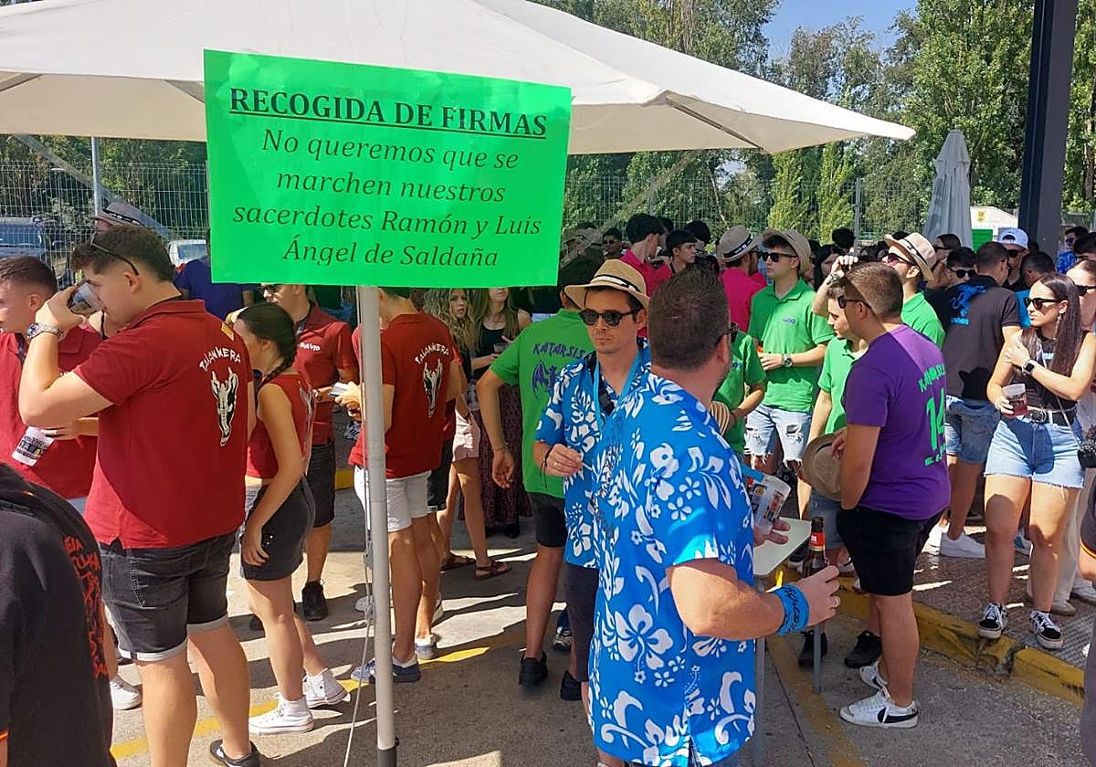 Participantes en la fiesta Interpeñas, el sábado pasado en Saldaña, donde se recogieron las primeras firmas.