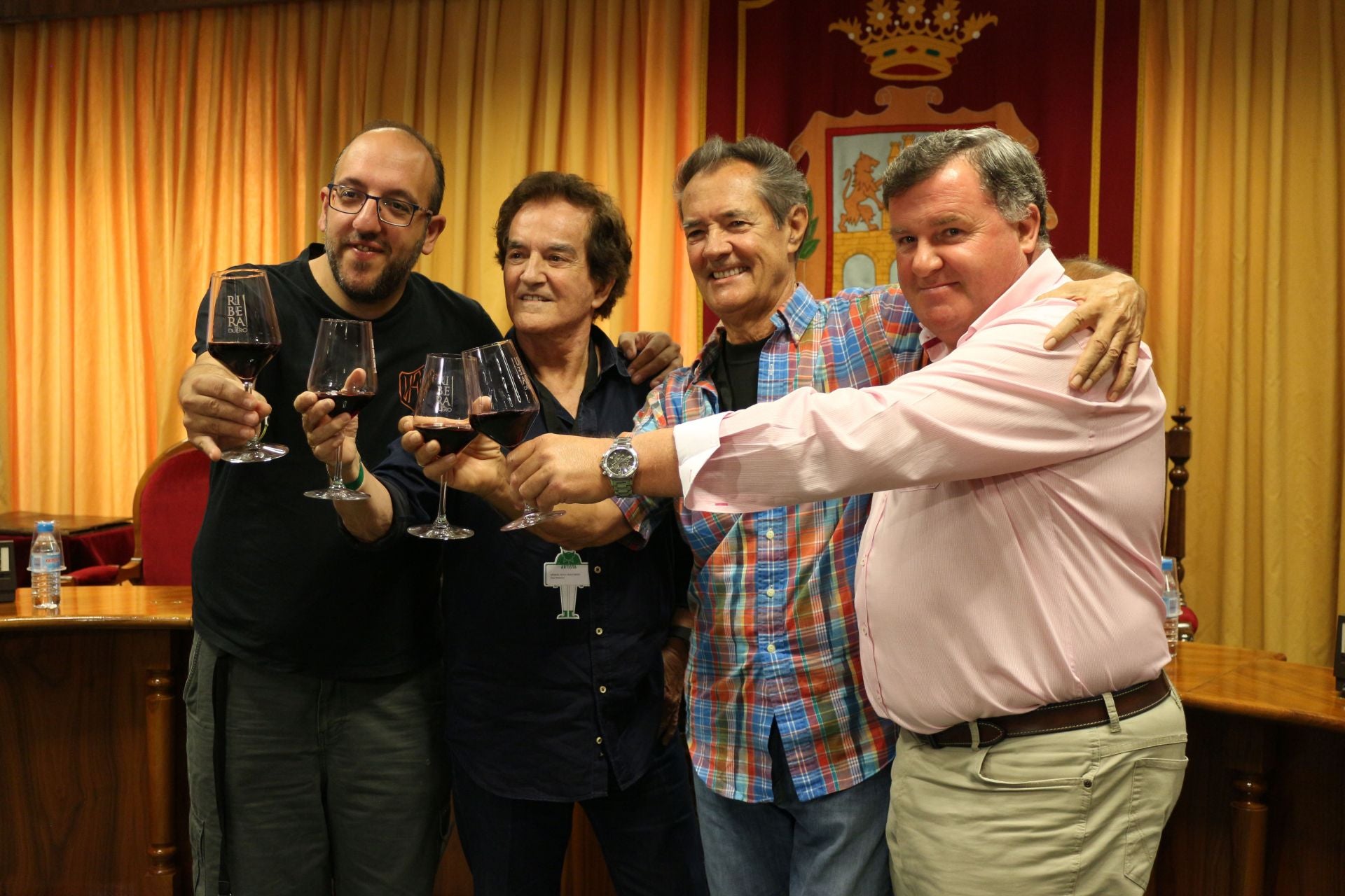 Javier Ajenjo, director del Sonorama; Manuel de la Calva, Ramón Arcusa y Enrique Pascual, presidente de la DO Ribera del Duero, brindan en Aranda de Duero.