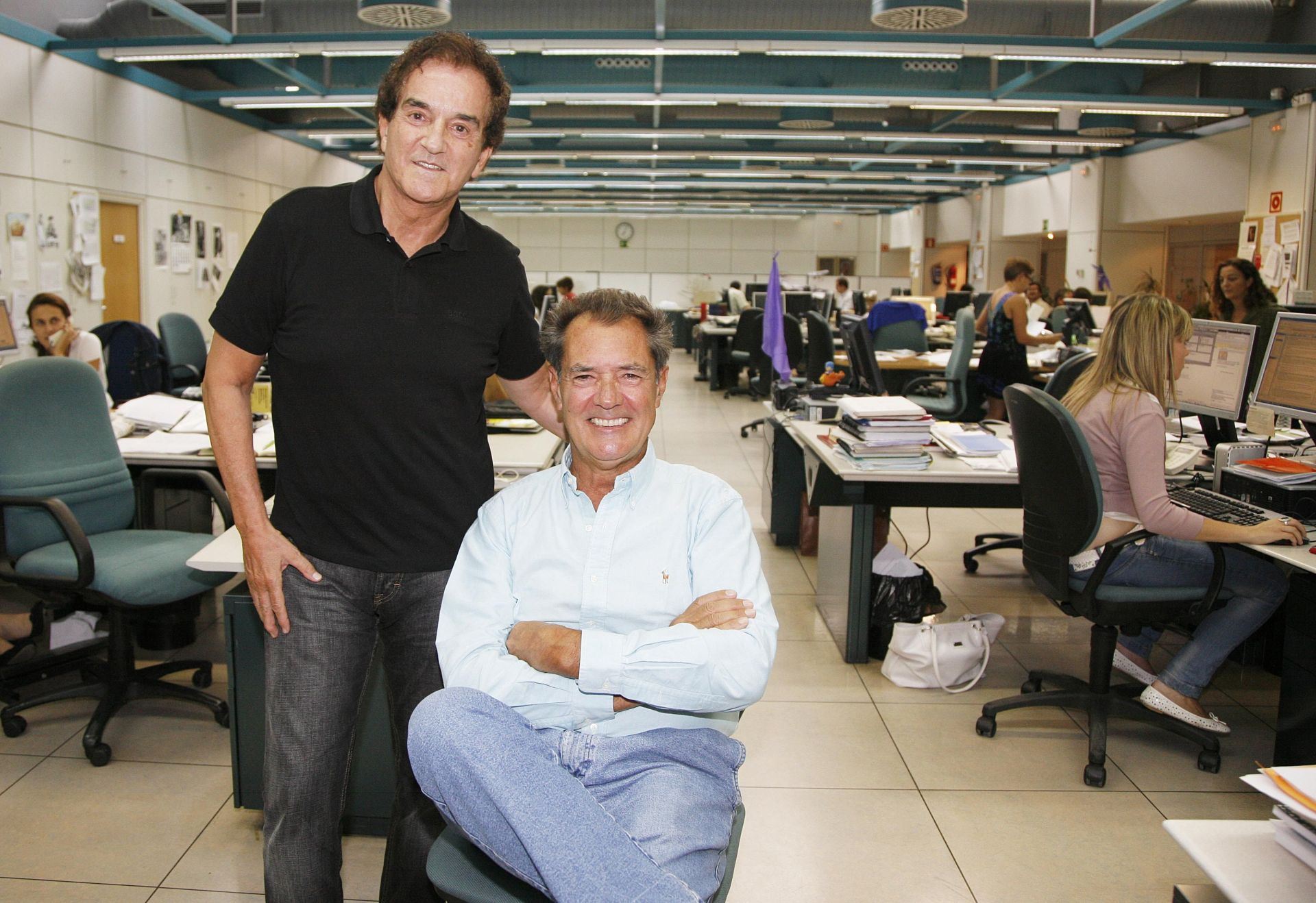 Manuel de la Calva (izquierda) y Ramón Arcusa (sentado), el Dúo Dinámico, en la redacción de El Norte de Castilla en septiembre de 2008.