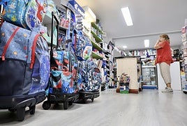 Una mujer observa material escolar en una librería de Valladolid.