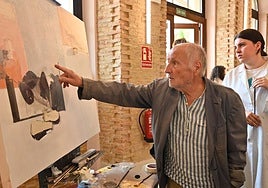 Antonio López analiza el cuadro de las berenjenas junto a su autora, Clara Requejo, en la iglesia de San Juan de Paredes de Nava.