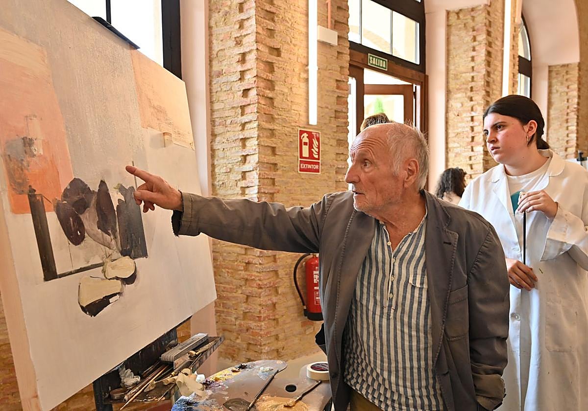 Antonio López analiza el cuadro de las berenjenas junto a su autora, Clara Requejo, en la iglesia de San Juan de Paredes de Nava.