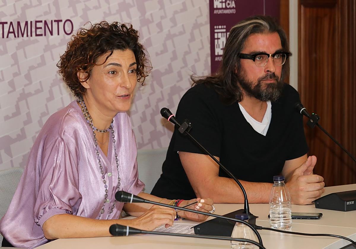 La concejala de Impulso Económico, Judith Castro, y productor ejecutivo de Palencia Brava, Javier San Segundo, durante la rueda de prensa de presentación del jurado.