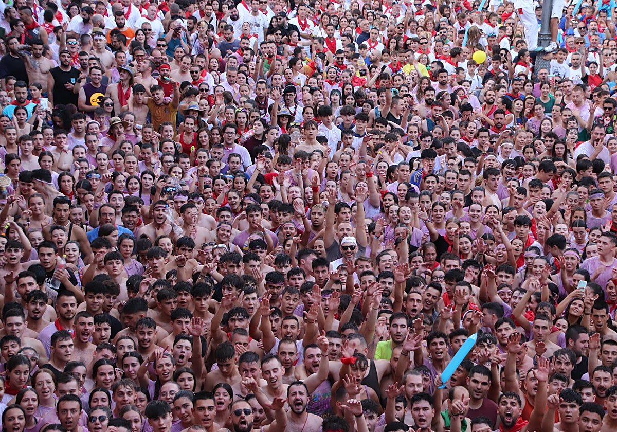 Cientos de personas disfrutan del pregón de fiestas el año pasado