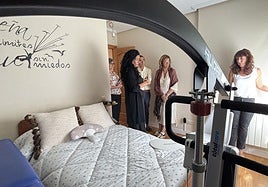La presidenta de la Diputación visita el piso de transición para afectados por un ictus.