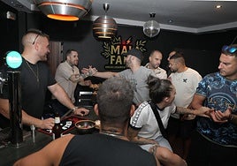 Los primeros clientes, en la apertura de Mala Fama este miércoles.