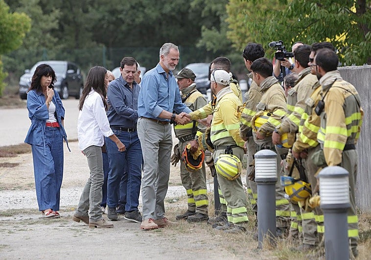 Alfonso Fernández Mañueco acompaña a los Reyes en su saludo a los agentes forestales en Zamora.