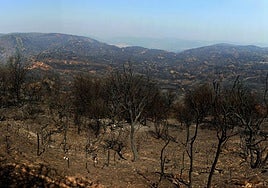 Efectos del incendio iniciado en la localidad de Yeres (León), y que ha afectado al paraje de Las Médulas, este martes.