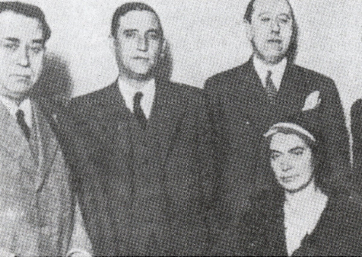 Imagen secundaria 1 - Arriba, cartel electoral de las derechas para las elecciones de noviembre de 1933 en León. Abajo, Bohigas, sentada, y detrás de ella José María Gil Robles, líder de la CEDA, y la diputada en su escaño en 1933.