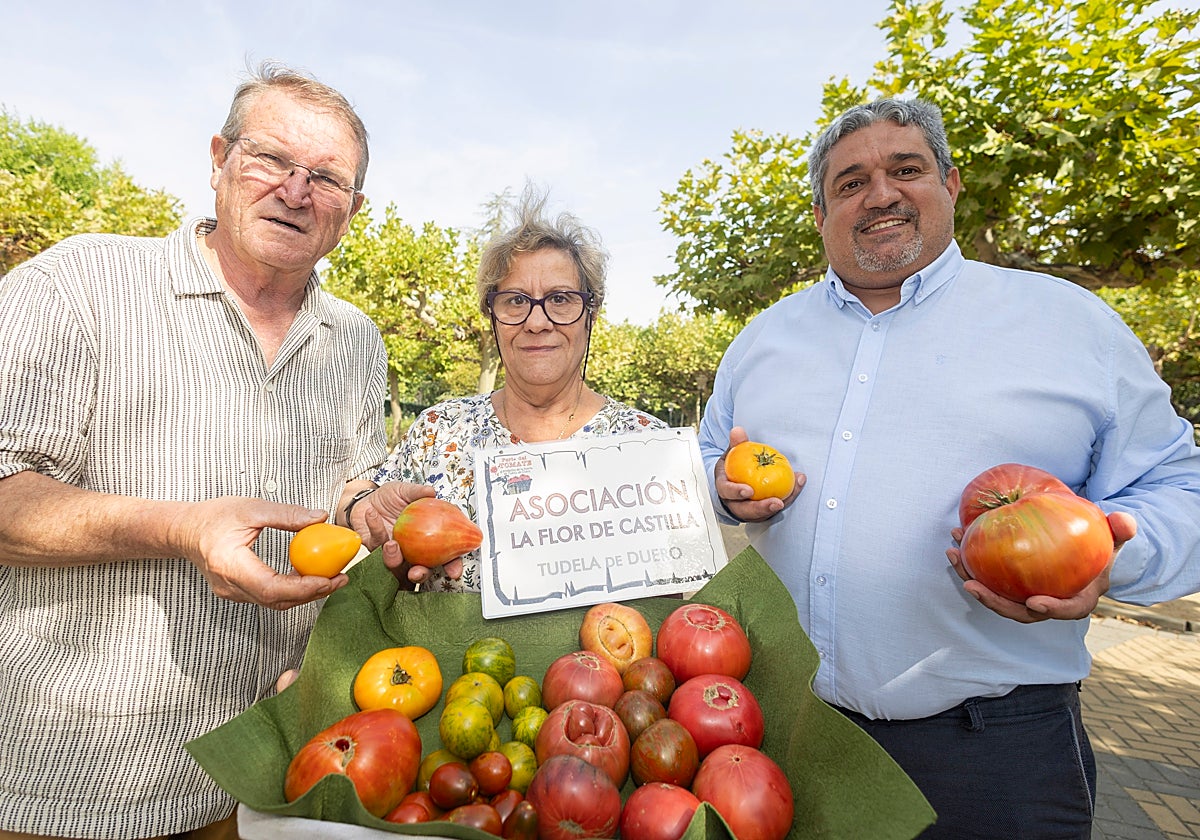 Lucio Cristín y Eva Sastre (Pte y tesorera Asoc. La Flor de Castilla) y Óscar Rodríguez (alcalde de Tudela de Duero).