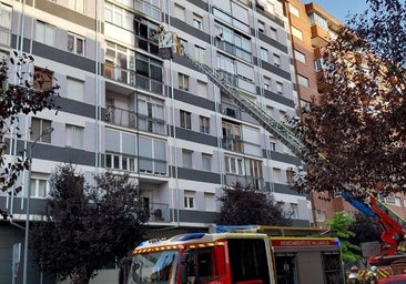 Un aparatoso incendio calcina la galería de una vivienda de La Farola