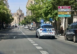Imagen de archivo de un vehículo de la Policía Local de Valladolid en la calle Miguel Íscar.