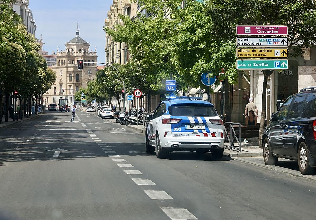 Imagen de archivo de un vehículo de la Policía Local de Valladolid en la calle Miguel Íscar.