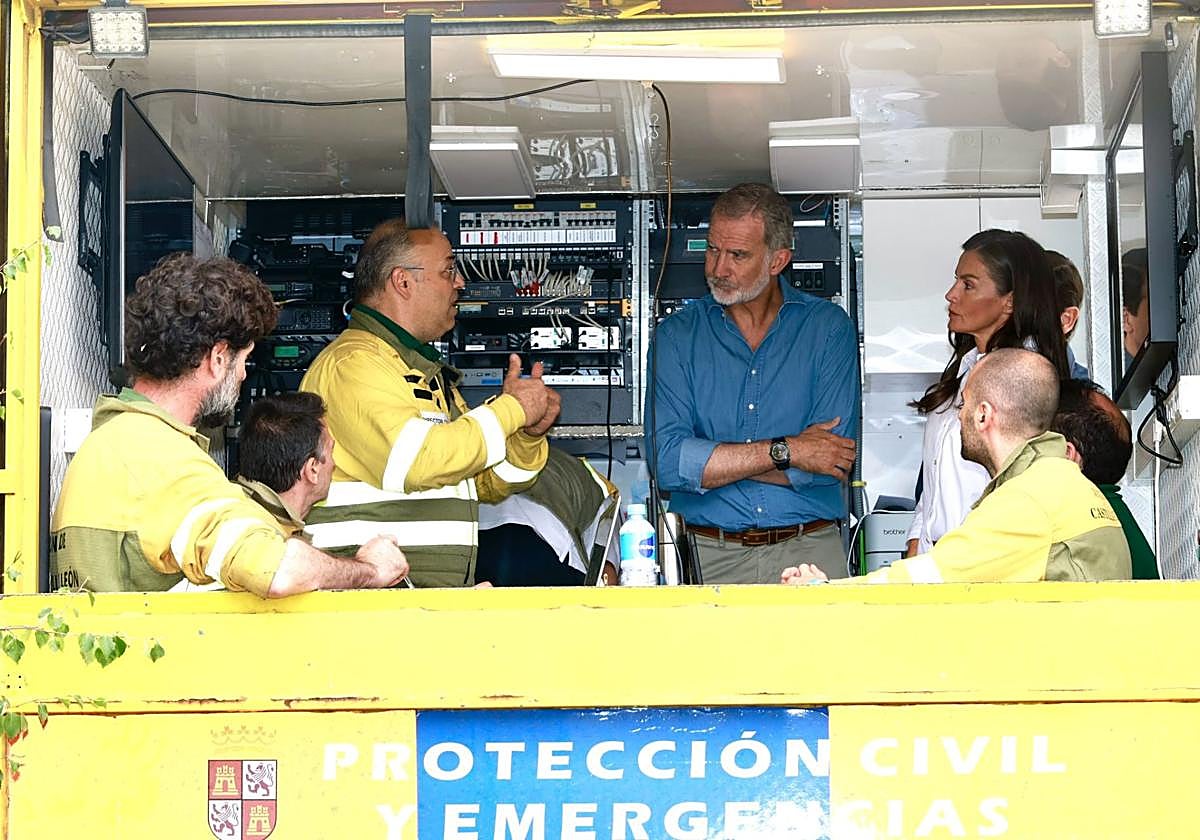 Los Reyes, este miércoles durante su visita a la Casa Parque Natural del Lago de Sanabria para conocer de primera mano la evolución de los incendios.