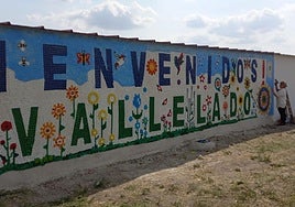 Pili Carmona Aceves realiza los últimos remates en el mural.