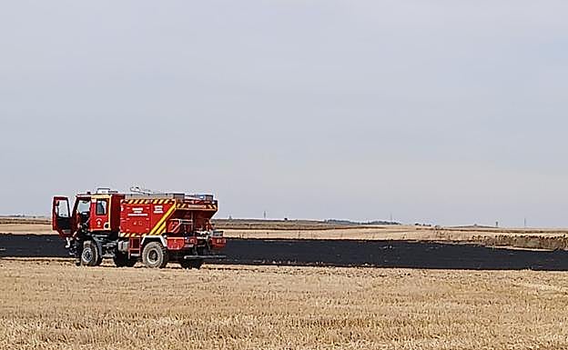 Incendio en una tierra de cebada en Villerías.