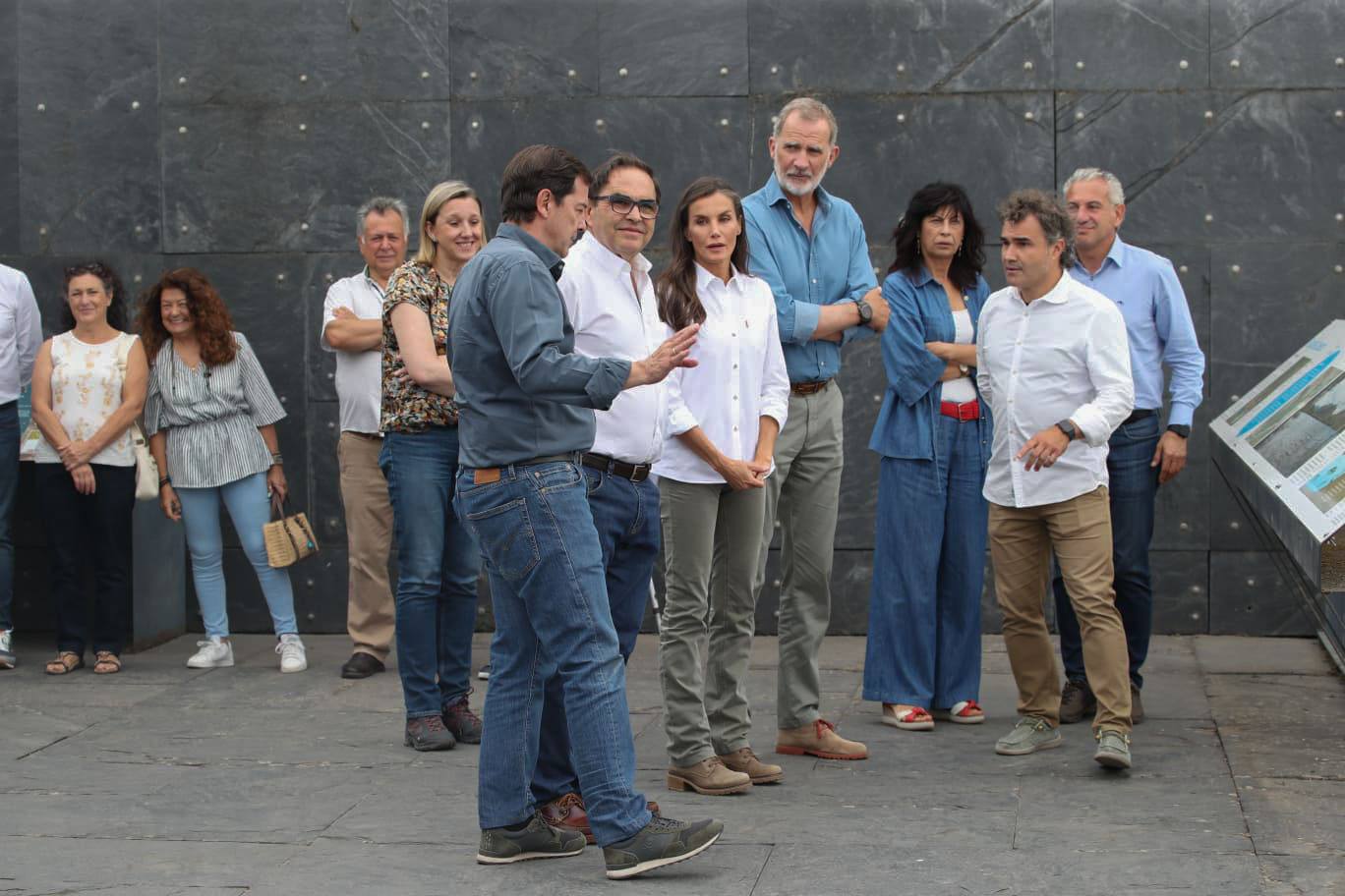 La visita de los Reyes a las zonas afectadas por los incendios en León, en imágenes