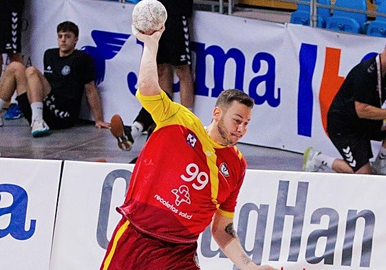 Guilherme Carvalho, pivote del Recoletas, en un partido esta pretemporada frente al Pallamano Conversano.