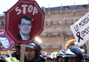 El día que Mañueco expedientó a 16 bomberos de Salamanca que protestaban por el «despilfarro» como lo han hecho ahora en Zamora