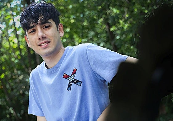 Alberto Pulgar en un banco del Campo Grande de Valladolid.