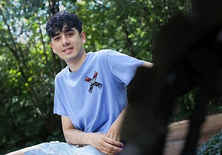 Alberto Pulgar en un banco del Campo Grande de Valladolid.