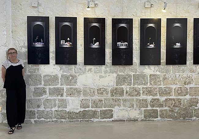 Pilar du Breuil junto a su obra 'Añoranza', que retrata su biografía en siete bodegones. Esta obra está expuesta en una importante colegiata, en una exposición colectiva de mujeres artistas