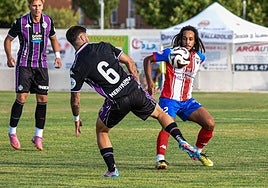 Jesús, con el dorsal 6, trata de llevarse el esférico ante el tordesillano Fer y con Arnu detrás.