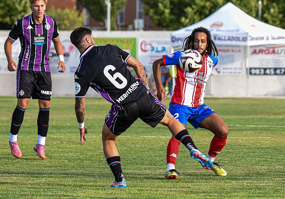 Jesús, con el dorsal 6, trata de llevarse el esférico ante el tordesillano Fer y con Arnu detrás.